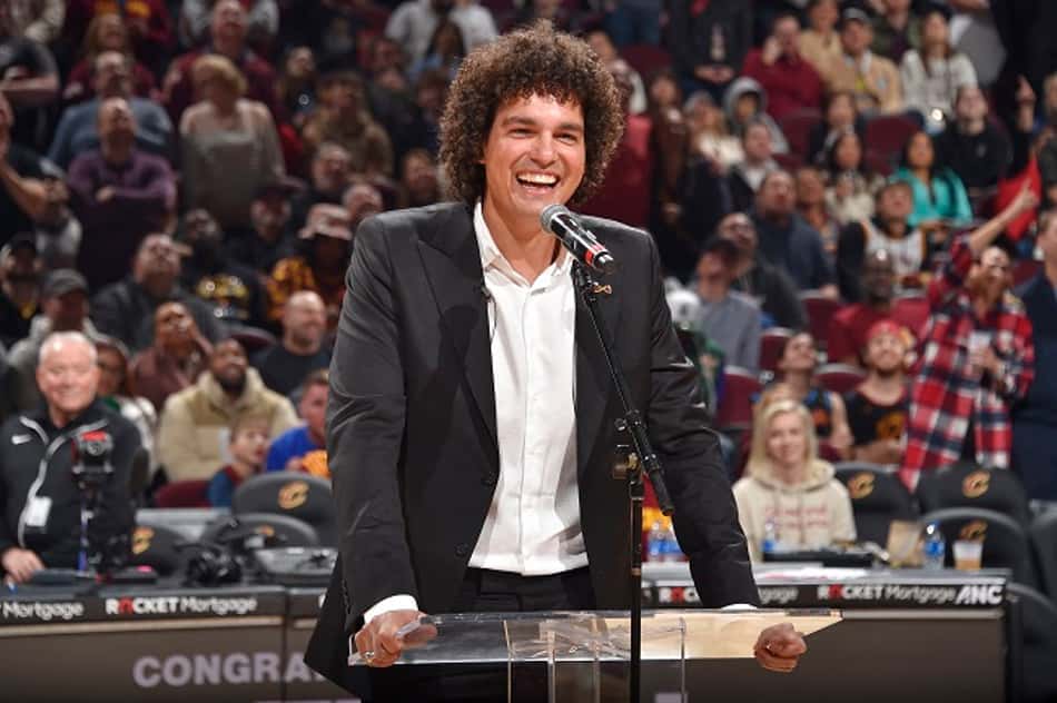Anderson Varejão é ovacionado em retorno ao Cavs: "Nova função. O mesmo coração"