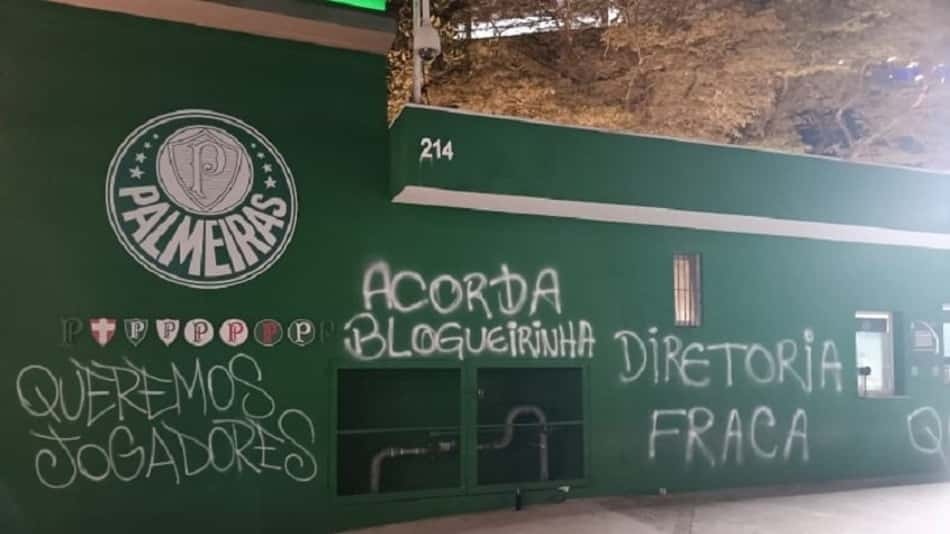 Torcedores picham sede social do Palmeiras: 'Queremos jogadores'