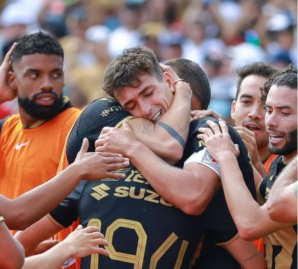 Pumas deixa Dani Alves de lado e goleia na Liga MX