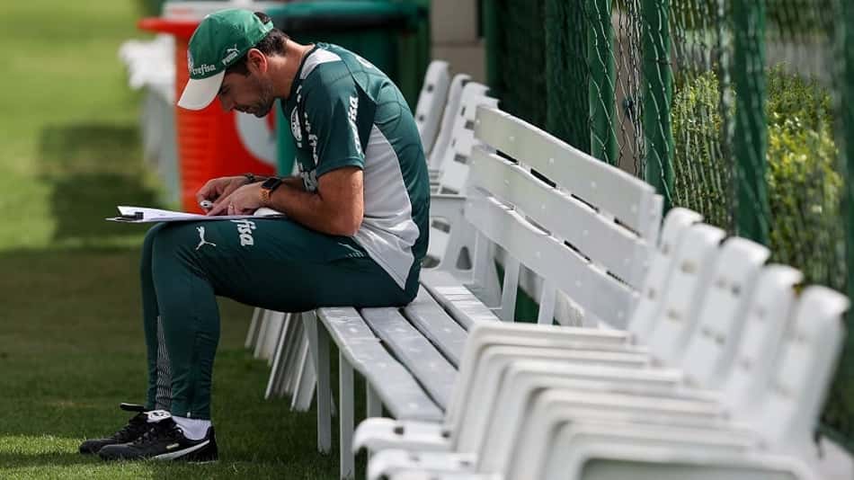Possíveis substitutos de Danilo são oferecidos ao Palmeiras, mas perfis não agradam