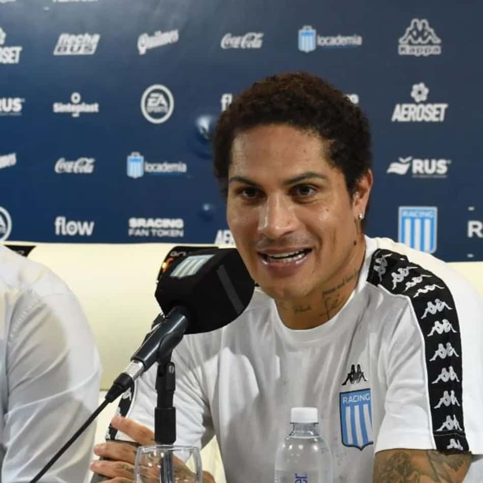 Paolo Guerrero reclama de técnico em entrevista