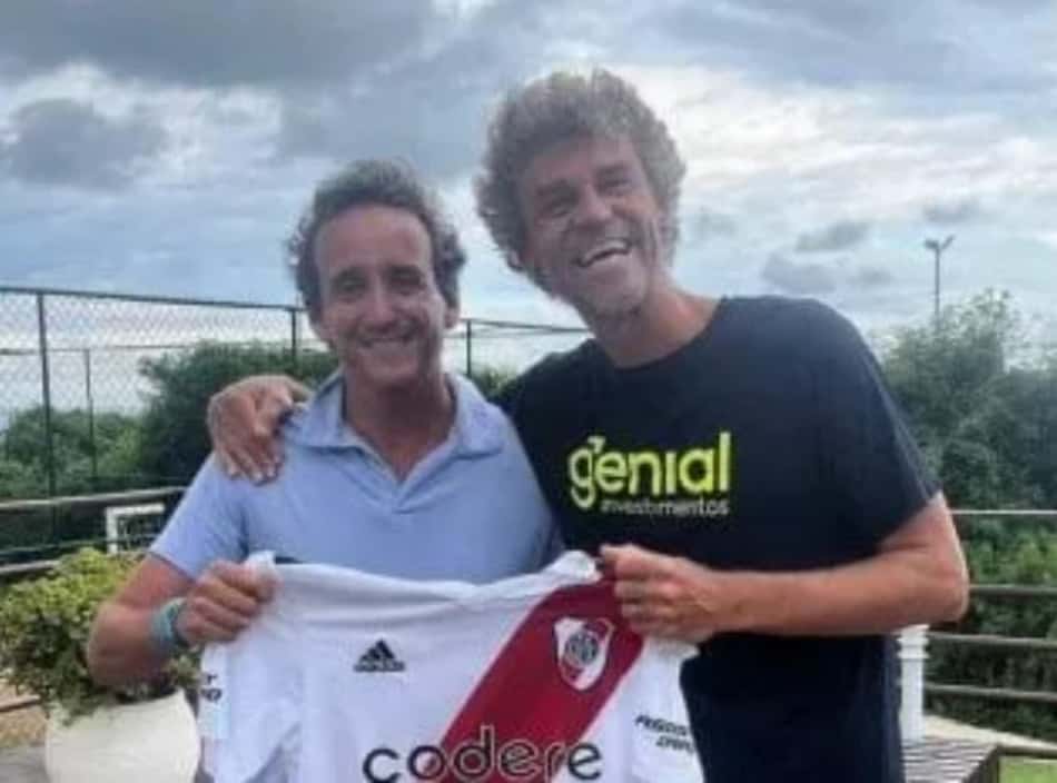 Guga posa com a camisa de time sul-americano e leva torcida ao delírio