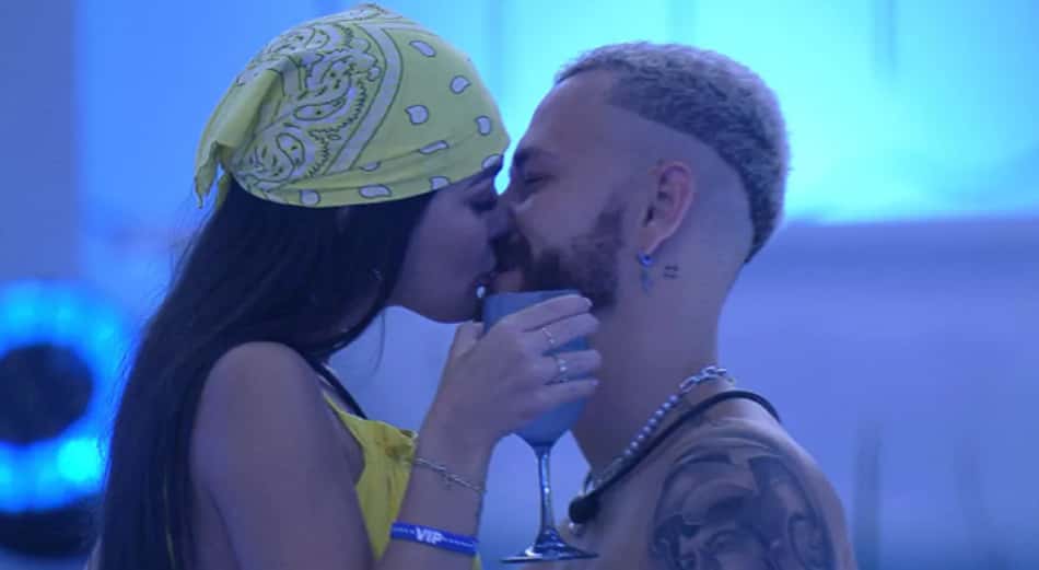 Fred e Larissa se beijam