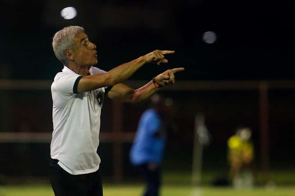 Luís Castro assume culpa por atuação fraca do Botafogo diante do Sergipe e fala sobre confusão após a partida