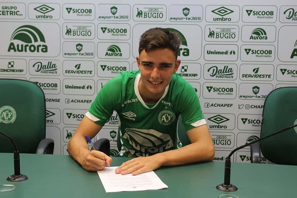 Enzo comemora primeiro contrato profissional com a Chapecoense: 'Marcado em minha vida'