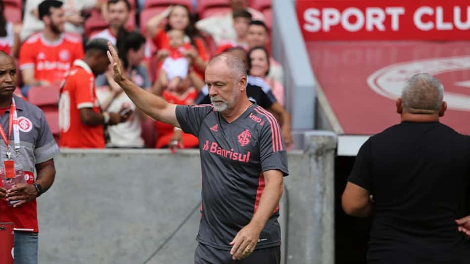 Mano Menezes despista sobre Luiz Adriano em Gre-Nal