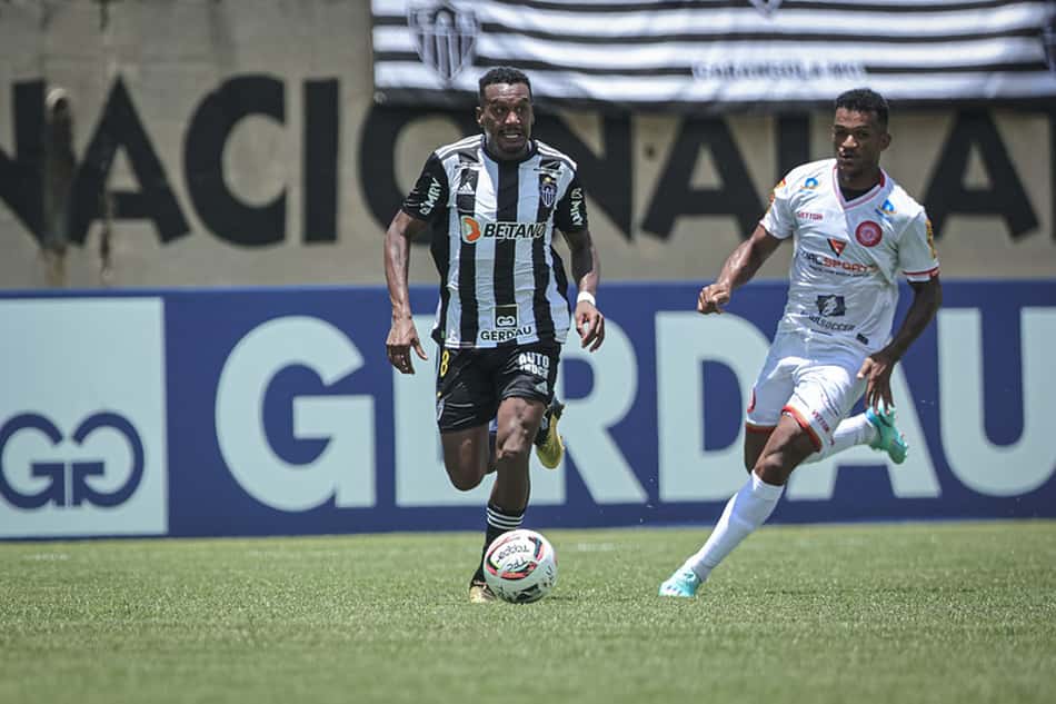 Edenílson, do Atlético-MG, atribui mau resultado diante do Carabobo à falta de torcida no estádio