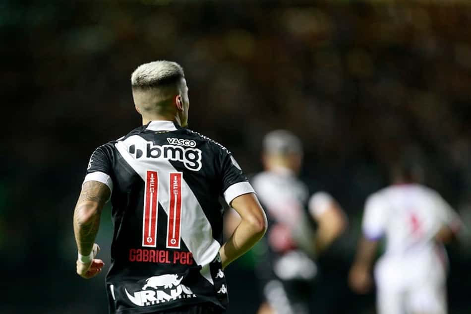 Fé e religiosidade: Os mandamentos que conduzem Gabriel Pec em boa fase no Vasco