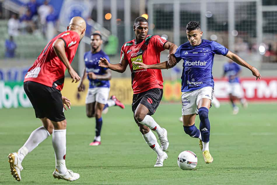 Cruzeiro joga mal, perde para o Pouso Alegre e aumenta sequência negativa no Mineiro