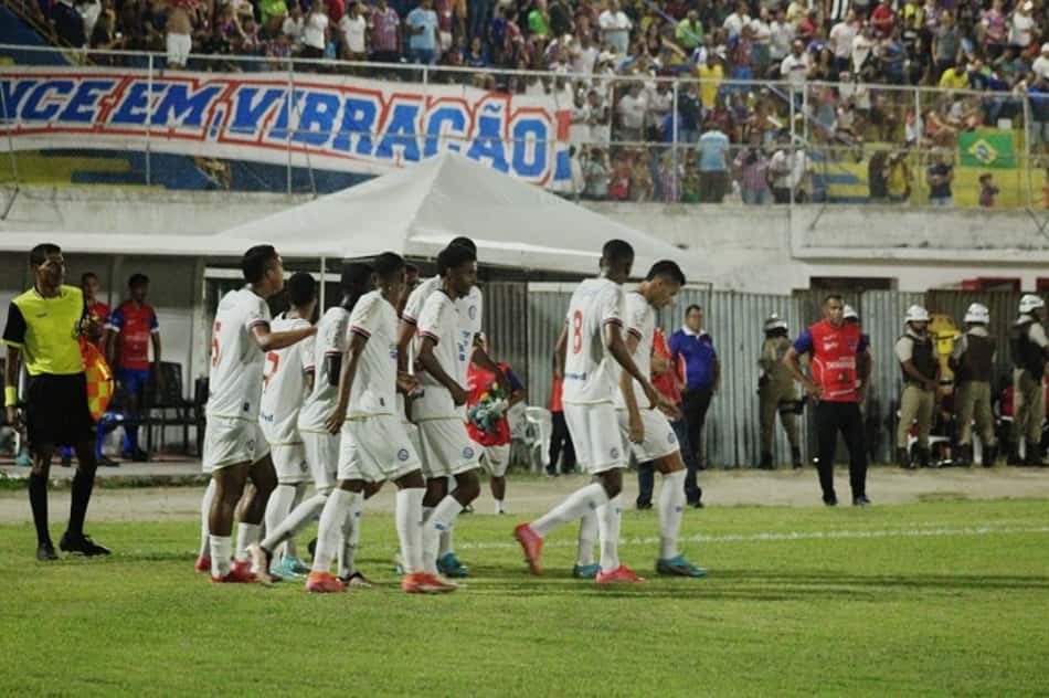 Bahia vence, rebaixa o Doce Mel e garante liderança do Estadual