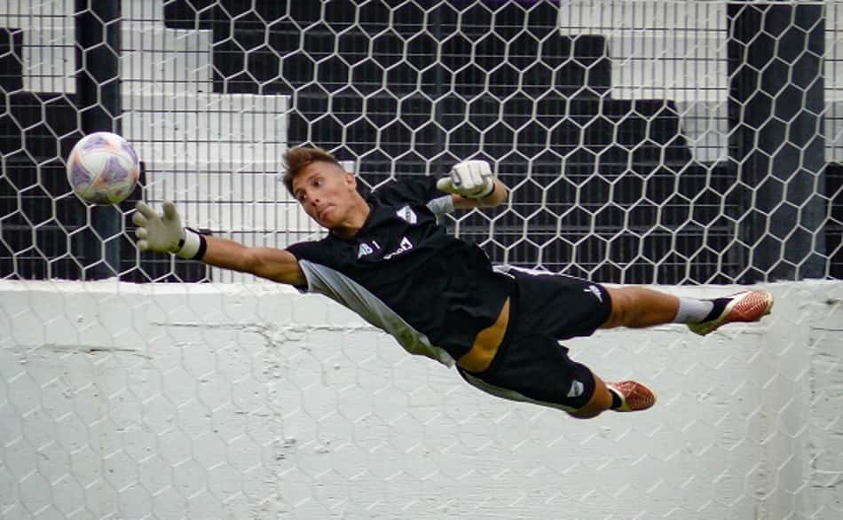 Gigante! Goleiro faz sequência de defesas no futebol argentino; assista