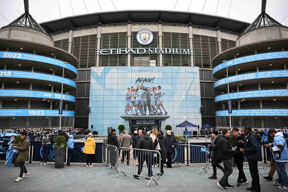 Torcida do Manchester City protesta contra a Premier League após acusações
