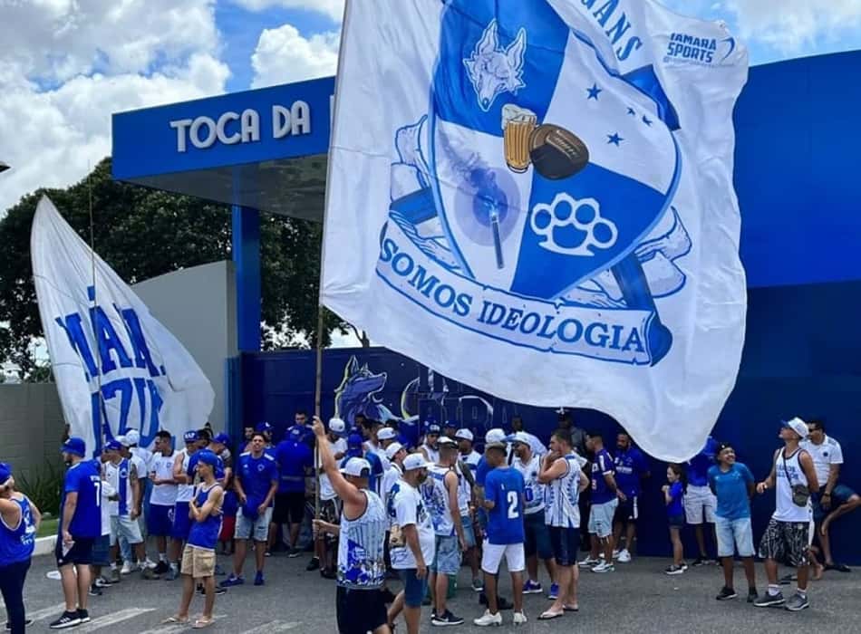Na véspera do clássico contra o Atlético-MG, torcedores do Cruzeiro vão à Toca da Raposa apoiar o time