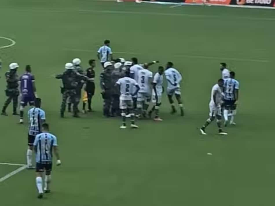 Polícia entra em campo para proteger arbitragem na vitória do Grêmio sobre o Avenida pelo Gauchão