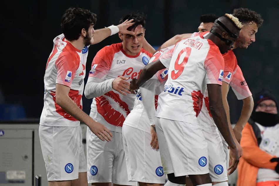 Napoli domina, vence Cremonese e dispara na liderança do Italiano