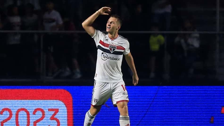 Em clássico marcado por expulsões, São Paulo derrota Santos no Morumbi e alivia pressão