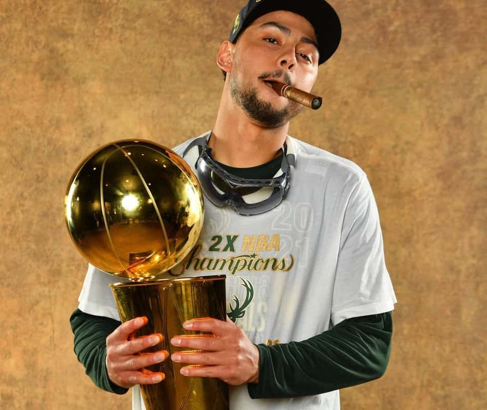 Campeão da NBA é preso acusado de golpear mulher 'repetidas vezes'