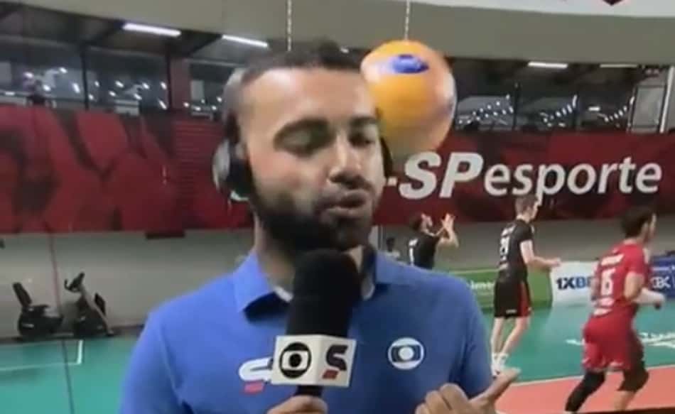 Repórter leva bolada durante partida da Superliga masculina