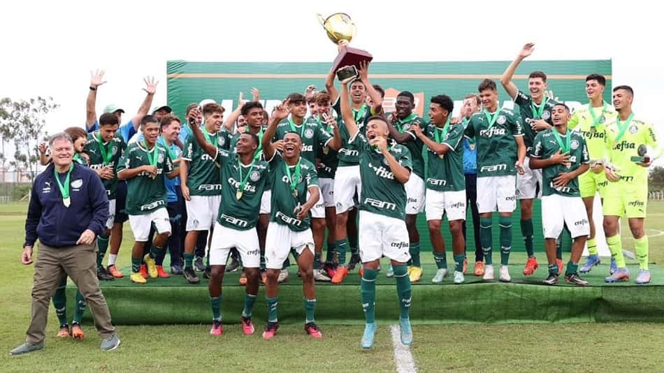 Palmeiras goleia o Corinthians no primeiro Dérbi do dia e é campeão de torneio sub-17