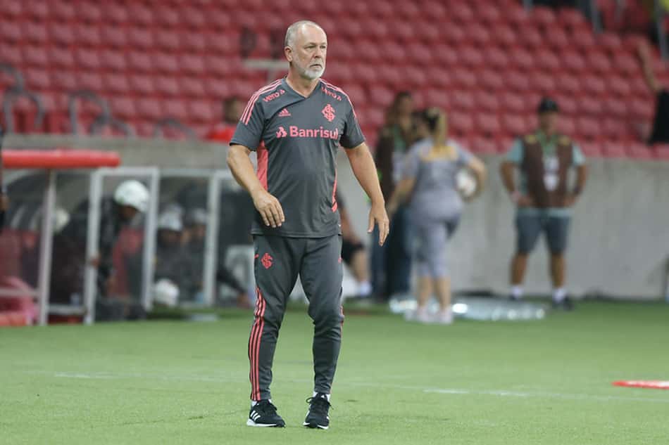 Mano Menezes define escalação do Internacional para semi do Gaúcho