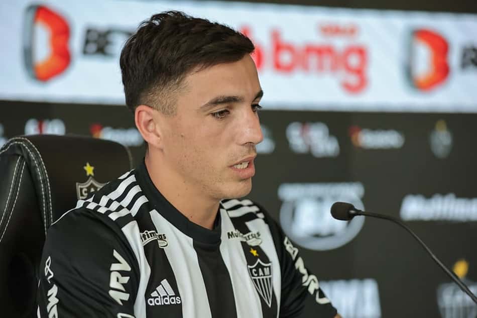 Recém-chegado ao Atlético-MG, Saravia exalta Coudet e comenta pressão por títulos