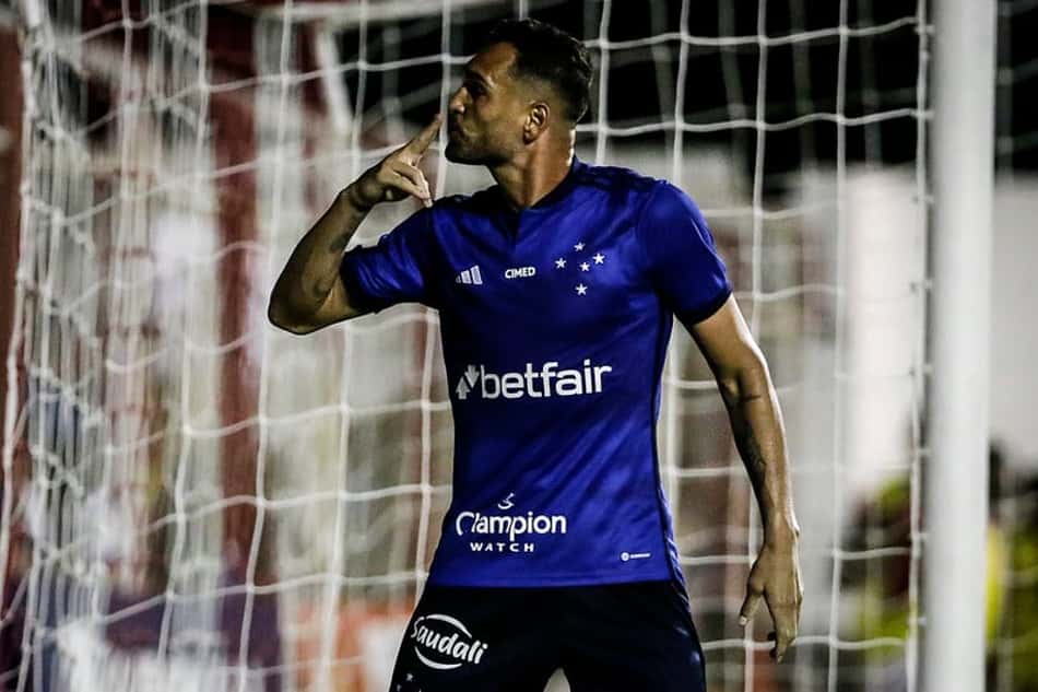 Gilberto entra em seleto grupo de artilheiros com 'Hat Trick' pelo Cruzeiro