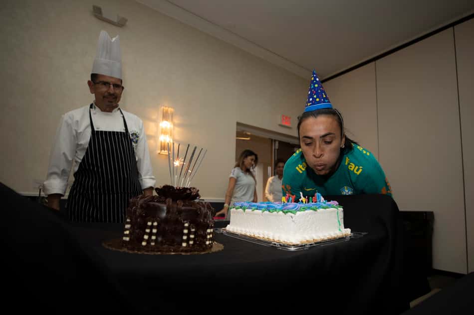 Marta ganha festa de aniversário na concentração da Seleção Brasileira