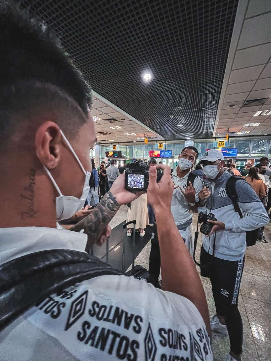 Santos desembarca em Brasília, e Marcos Leonardo, Ângelo e Ivonei 'brincam' de fotógrafos