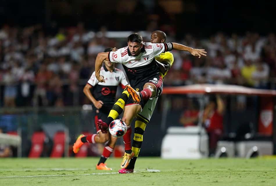 Mais um! Calleri sofre entorse no tornozelo direito e pode não defender mais o São Paulo no Paulistão
