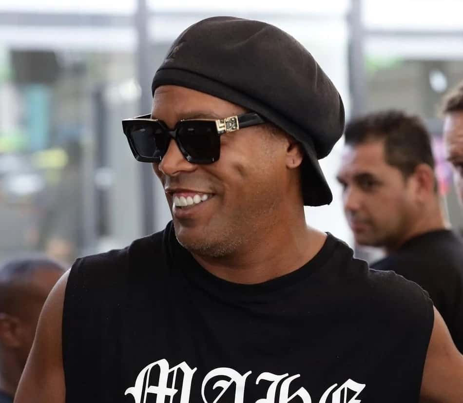 Ronaldinho Gaúcho é ovacionado por multidão de fãs na Índia e brinca: 'Um pouquinho de gente hoje'