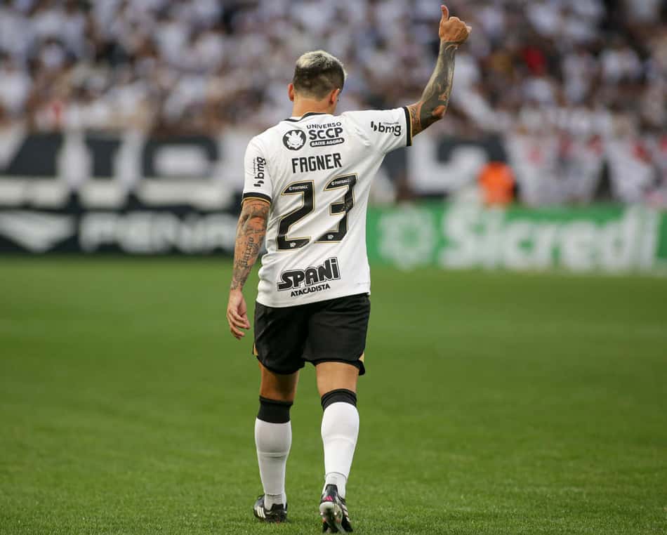 Autor de duas assistências, Fagner celebra vitória do Corinthians: 'Estrear vencendo é sempre bom'