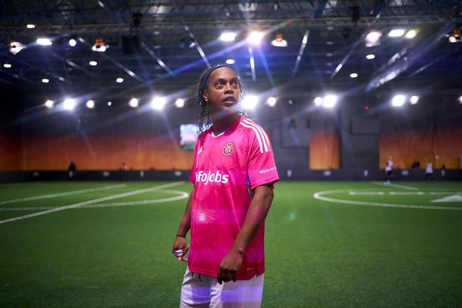 Mixaria? Ronaldinho recebe valor simbólico para jogar em liga de Piqué, revela jornal