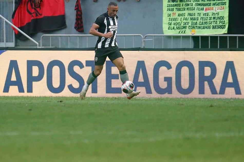 Árbitro de Botafogo x Flamengo relata expulsões de Tiquinho, Marçal e Carli na súmula