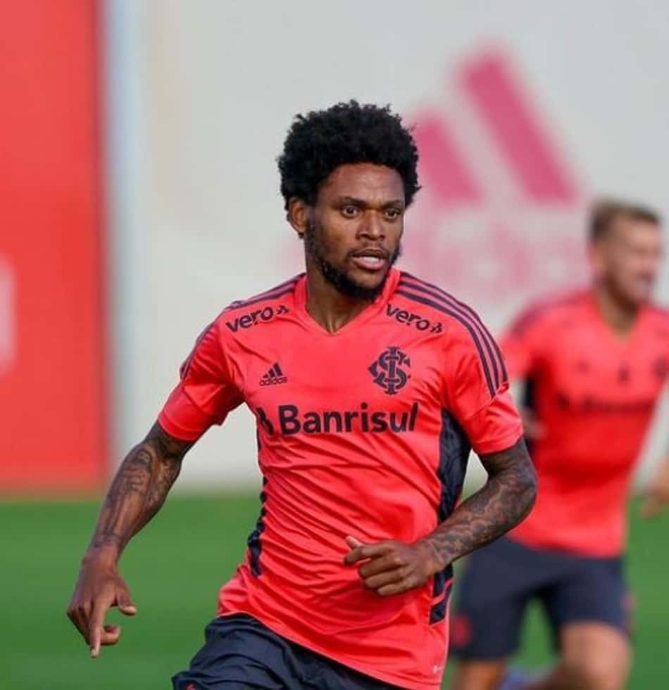 Luiz Adriano faz gol em seu primeiro treino no Internacional