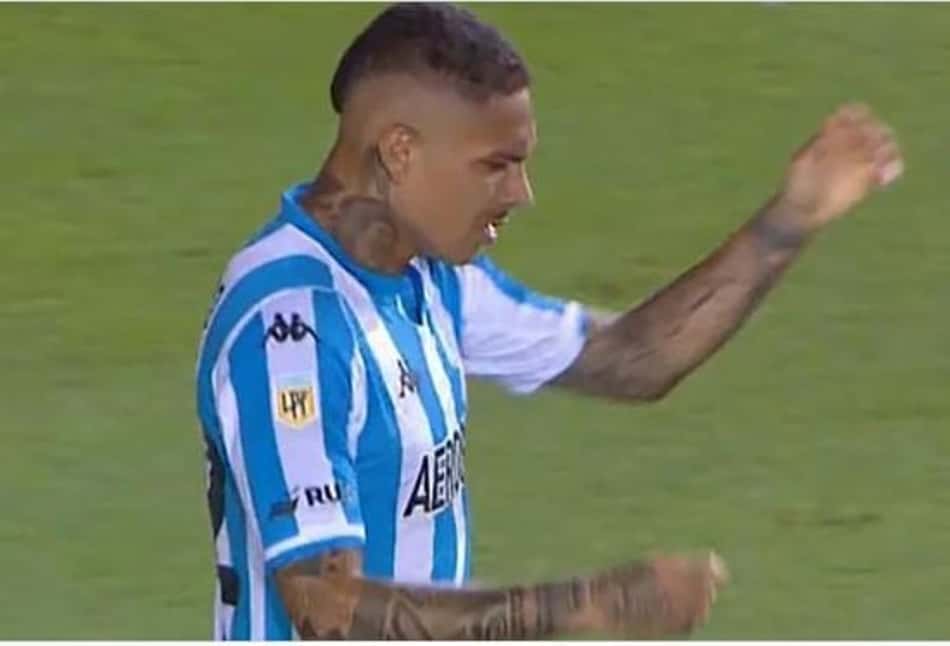 Paolo Guerrero perde gol incrível em jogo do Racing; assista