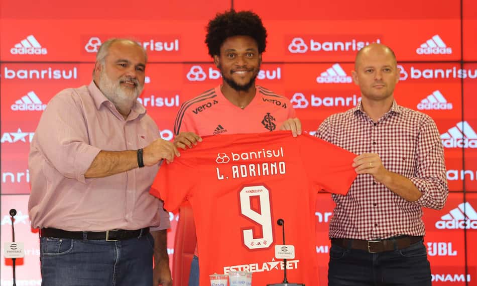 Luiz Adriano é apresentado pelo Internacional: 'Não tem coisa melhor que jogar um Gre-Nal'