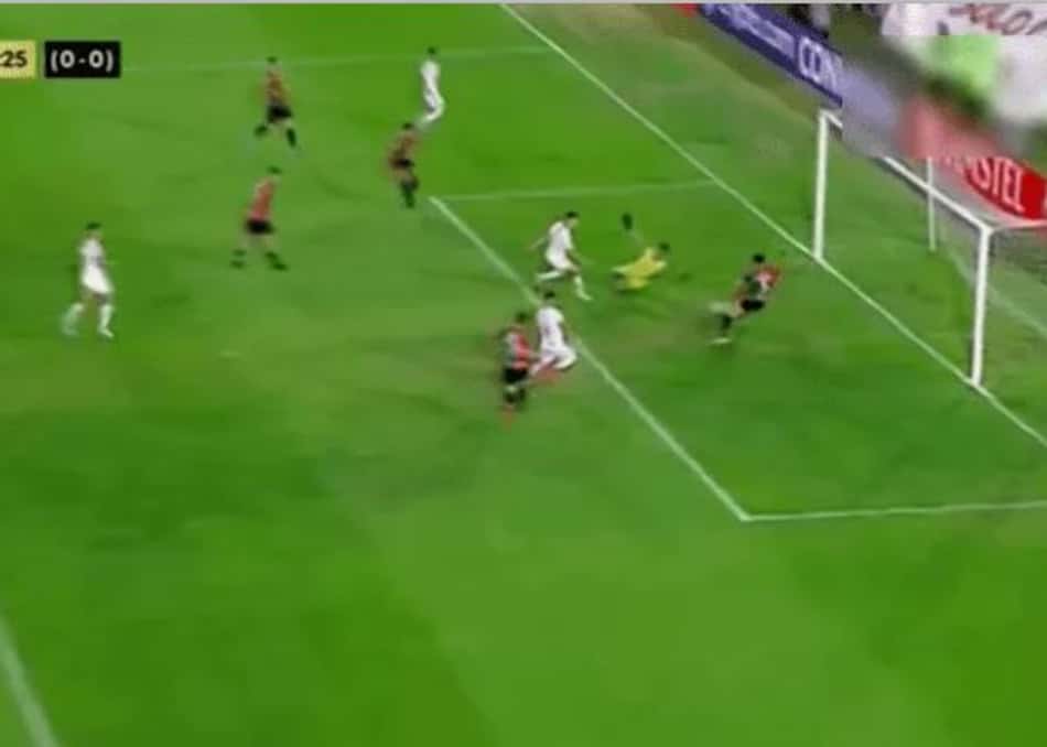 Zagueiro salva gol de forma incrível em jogo da Libertadores