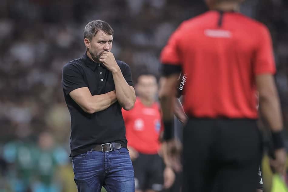 Coudet faz duras críticas à diretoria do Atlético-MG e ameaça deixar o clube