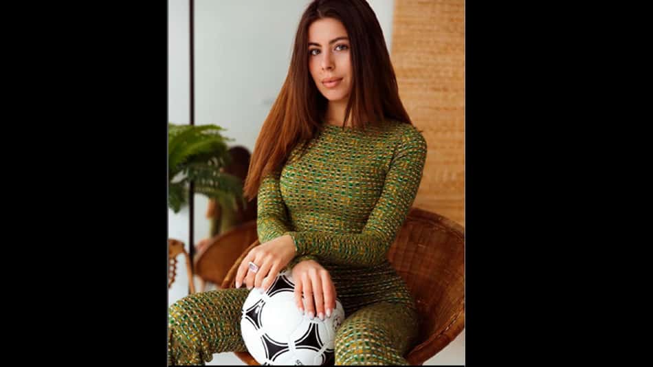 Saiba quem é a professora de inglês que vem causando ciúmes em esposas de jogadores da Premier League