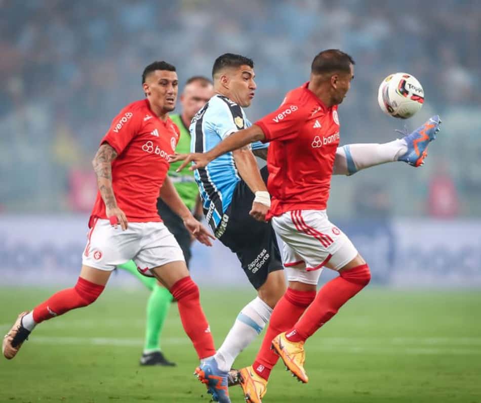 Imprensa uruguaia repercute Suárez em seu primeiro Gre-Nal