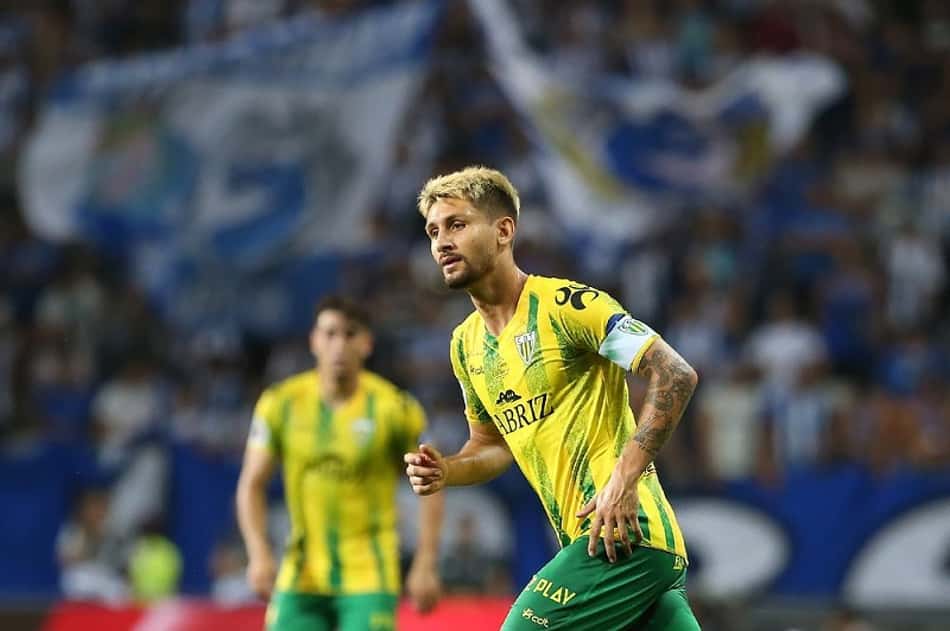 Ex-São Paulo chega a marca de 100 partidas por clube português