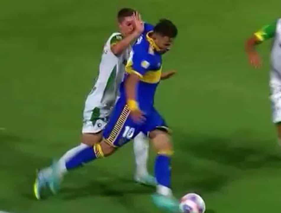 Irmão de Romero, Óscar Romero agride rival em jogo do Boca
