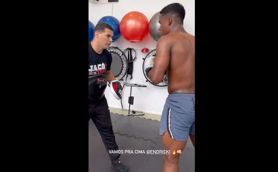 Endrick, do Palmeiras, lutando boxe
