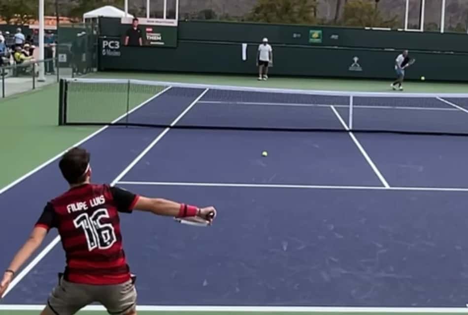 Dominic Thiem treina com camisa do Flamengo em preparação para o Indian Wells