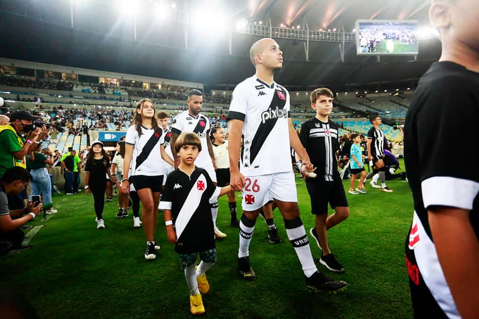 Rodrigo é mais uma solução caseira no Vasco e se torna um dos homens de confiança de Barbieri