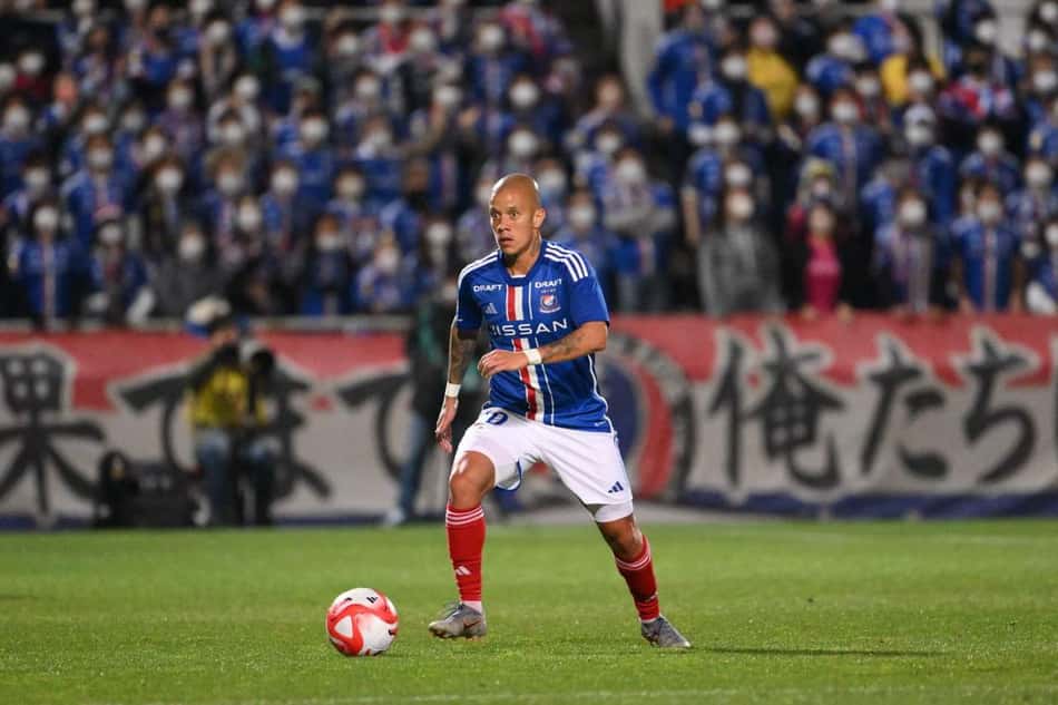 Eleito melhor em campo, Marcos Jr ajuda Yokohama em vitória sobre o Jubilo Iwata