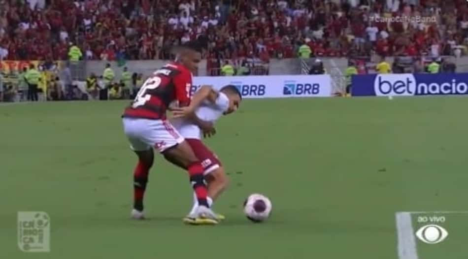 Foi falta? Gol do Flamengo anulado pela arbitragem divide opiniões na web