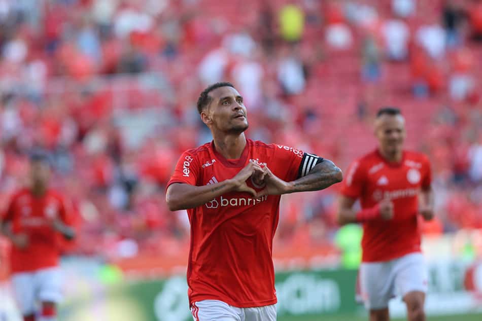 Internacional sai atrás, mas goleia o Esportivo pelo Campeonato Gaúcho