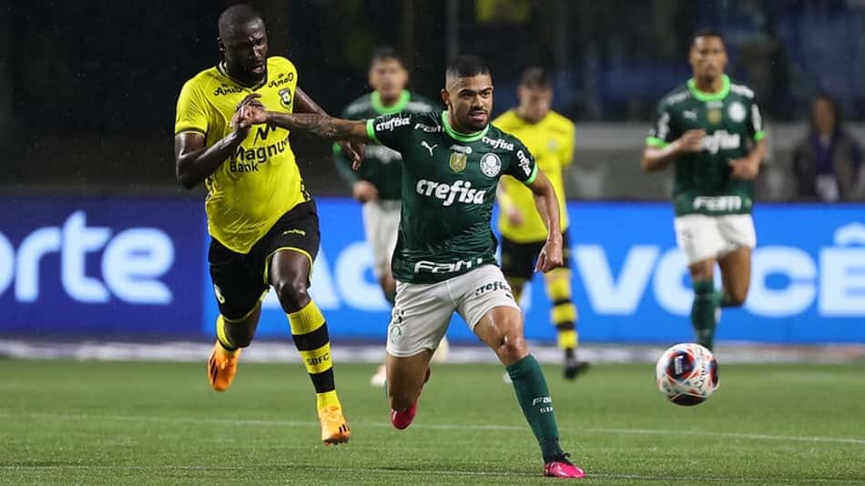 Destaque do Palmeiras em classificação, Tabata evita comparações com Scarpa