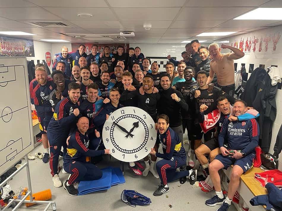 Após vitória na Premier League, jogadores do Arsenal tiram foto com relógio e chamam a atenção